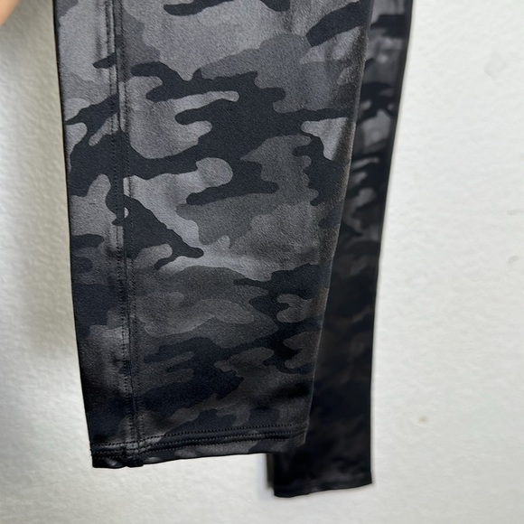 SPANX Faux Leather Black Camo Leggings Size Medium Womens Sculpting Slim Fit - Picture 4 of 14